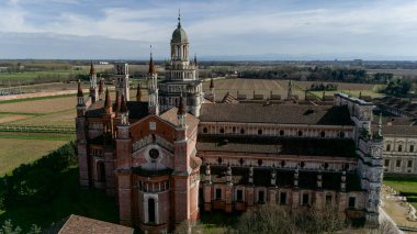 Geç on dördüncü yüzyılda inşa edilmiş Certosa di Pavia, mahkemeler ve manastır manastır ve tapınak Pavia eyaletinde, Lombardia, İtalya içinde havadan görünümü
