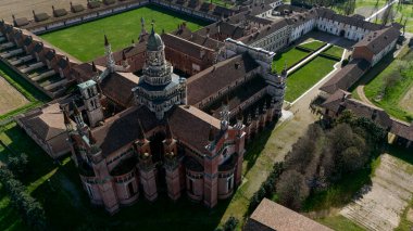 Geç on dördüncü yüzyılda inşa edilmiş Certosa di Pavia, mahkemeler ve manastır manastır ve tapınak Pavia eyaletinde, Lombardia, İtalya içinde havadan görünümü