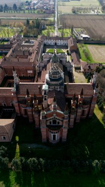 Geç on dördüncü yüzyılda inşa edilmiş Certosa di Pavia, mahkemeler ve manastır manastır ve tapınak Pavia eyaletinde, Lombardia, İtalya içinde havadan görünümü