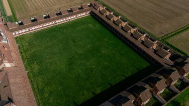 Geç on dördüncü yüzyılda inşa edilmiş Certosa di Pavia, mahkemeler ve manastır manastır ve tapınak Pavia eyaletinde, Lombardia, İtalya içinde havadan görünümü