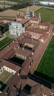 Geç on dördüncü yüzyılda inşa edilmiş Certosa di Pavia, mahkemeler ve manastır manastır ve tapınak Pavia eyaletinde, Lombardia, İtalya içinde havadan görünümü