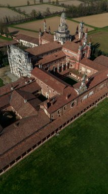 Geç on dördüncü yüzyılda inşa edilmiş Certosa di Pavia, mahkemeler ve manastır manastır ve tapınak Pavia eyaletinde, Lombardia, İtalya içinde havadan görünümü