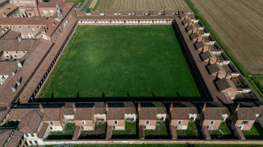 Geç on dördüncü yüzyılda inşa edilmiş Certosa di Pavia, mahkemeler ve manastır manastır ve tapınak Pavia eyaletinde, Lombardia, İtalya içinde havadan görünümü