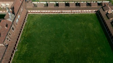 Geç on dördüncü yüzyılda inşa edilmiş Certosa di Pavia, mahkemeler ve manastır manastır ve tapınak Pavia eyaletinde, Lombardia, İtalya içinde havadan görünümü