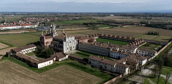 Geç on dördüncü yüzyılda inşa edilmiş Certosa di Pavia, mahkemeler ve manastır manastır ve tapınak Pavia eyaletinde, Lombardia, İtalya içinde havadan görünümü