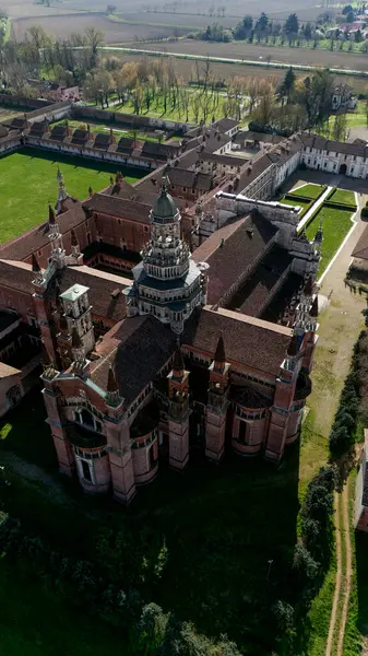 Geç on dördüncü yüzyılda inşa edilmiş Certosa di Pavia, mahkemeler ve manastır manastır ve tapınak Pavia eyaletinde, Lombardia, İtalya içinde havadan görünümü