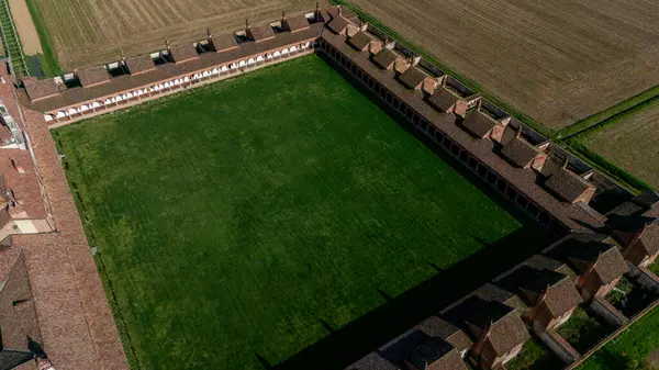 Geç on dördüncü yüzyılda inşa edilmiş Certosa di Pavia, mahkemeler ve manastır manastır ve tapınak Pavia eyaletinde, Lombardia, İtalya içinde havadan görünümü