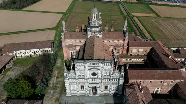 Geç on dördüncü yüzyılda inşa edilmiş Certosa di Pavia, mahkemeler ve manastır manastır ve tapınak Pavia eyaletinde, Lombardia, İtalya içinde havadan görünümü