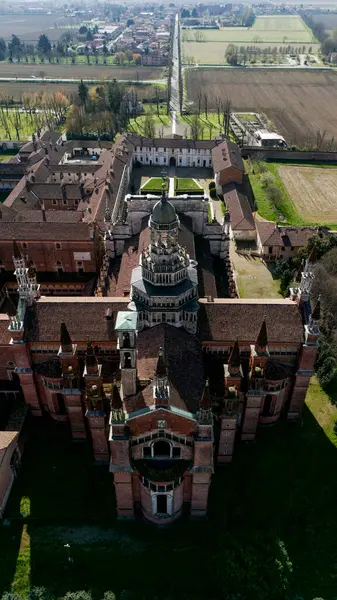 Geç on dördüncü yüzyılda inşa edilmiş Certosa di Pavia, mahkemeler ve manastır manastır ve tapınak Pavia eyaletinde, Lombardia, İtalya içinde havadan görünümü