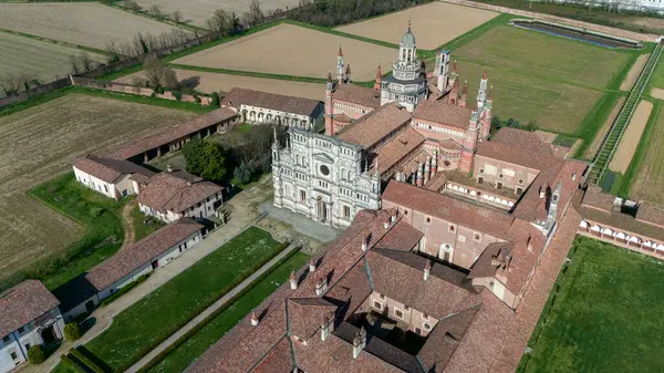 Geç on dördüncü yüzyılda inşa edilmiş Certosa di Pavia, mahkemeler ve manastır manastır ve tapınak Pavia eyaletinde, Lombardia, İtalya içinde havadan görünümü
