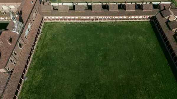 Geç on dördüncü yüzyılda inşa edilmiş Certosa di Pavia, mahkemeler ve manastır manastır ve tapınak Pavia eyaletinde, Lombardia, İtalya içinde havadan görünümü