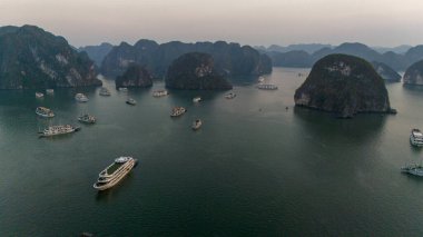 Ha Long Körfezi 'nin havadan görünüşü, UNESCO Dünya Mirası Bölgesi ve Qung Ninh, Vietnam' da popüler bir seyahat merkezidir. Körfezde dönüşümlü olarak seyahat eden gemiler ve adalar. Gün batımı
