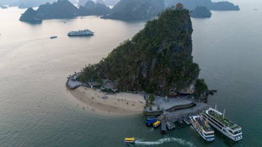 Ha Long Körfezi 'nin havadan görünüşü, UNESCO Dünya Mirası Bölgesi ve Qung Ninh, Vietnam' da popüler bir seyahat merkezidir. Körfezde dönüşümlü olarak seyahat eden gemiler ve adalar. Gün batımı