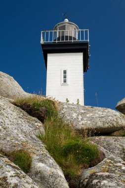 Brittany, Fransa, Avrupa: Pontusval deniz feneri (Phare De Pontusval, 1873) ve Finistere Bölümü 'ndeki Brignogan Plages sahilindeki kayalar