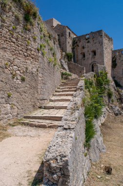 Hırvatistan, Avrupa: Split yakınlarındaki ortaçağ Klis Kalesi, bir kireçtaşı uçurumu üzerine inşa edilmiş ve Akdeniz ile Balkanlar arasında savunma kalesi olarak hizmet vermiş ve televizyon dizisi Game of Thrones 'un yerini almıştı.