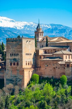 İspanya, Avrupa: Sierra Nevada 'nın bir çıkıntısı olan Sabika tepesinde inşa edilen İslam mimarisinin en ünlü eserlerinden biri olan Granada' daki Alhambra, saray ve kale kompleksinin ayrıntıları