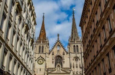 Lyon, Fransa, Avrupa: Neo Gotik kulesi ve klasik Rönesans cephesi ile Saint-Nizier Kilisesi (Eglise Saint-Nizier) manzaralı şehir silueti