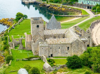 Inchthe Abbey 'in havadan görünüşü bu adada 1140 yılında I. David tarafından bir manastır olarak kurulmuştur. İskoçya 'daki en iyi korunmuş manastır binalarıdır.
