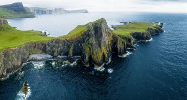 Neist Point 'in havadan görünüşü İskoçya' nın Skye Adası 'nda deniz feneri ve dik uçurumlarıyla ünlü bir promonktur. İngiltere
