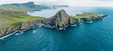 Neist Point 'in havadan görünüşü İskoçya' nın Skye Adası 'nda deniz feneri ve dik uçurumlarıyla ünlü bir promonktur. İngiltere