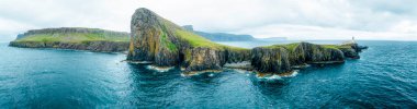 Neist Point 'in havadan görünüşü İskoçya' nın Skye Adası 'nda deniz feneri ve dik uçurumlarıyla ünlü bir promonktur. İngiltere