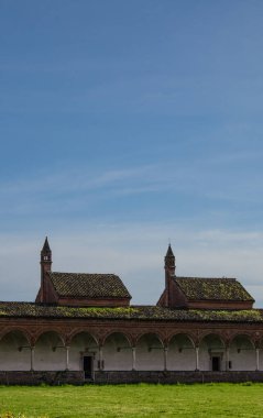 İtalya, Avrupa: Certosa di Pavia 'daki (Pavia Charterhouse) keşiş hücreli manastır manzarası, Lombardiya' da 1396 'dan 1495' e kadar inşa edilen ünlü manastır kompleksi, bir hücrenin içinden görüldü.
