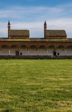 İtalya, Avrupa: Certosa di Pavia 'daki (Pavia Charterhouse) keşiş hücreli manastır manzarası, Lombardiya' da 1396 'dan 1495' e kadar inşa edilen ünlü manastır kompleksi, bir hücrenin içinden görüldü.
