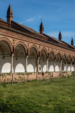 İtalya, Avrupa: Certosa di Pavia 'daki (Pavia Charterhouse) keşiş hücreli manastır manzarası, Lombardiya' da 1396 'dan 1495' e kadar inşa edilen ünlü manastır kompleksi, bir hücrenin içinden görüldü.