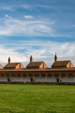 İtalya, Avrupa: Certosa di Pavia 'daki (Pavia Charterhouse) keşiş hücreli manastır manzarası, Lombardiya' da 1396 'dan 1495' e kadar inşa edilen ünlü manastır kompleksi, bir hücrenin içinden görüldü.