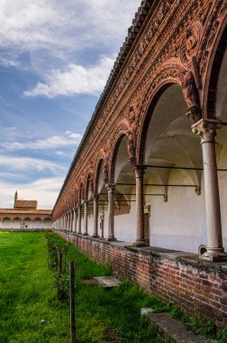 İtalya, Avrupa: Certosa di Pavia 'daki (Pavia Charterhouse) keşiş hücreli manastır manzarası, Lombardiya' da 1396 'dan 1495' e kadar inşa edilen ünlü manastır kompleksi, bir hücrenin içinden görüldü.