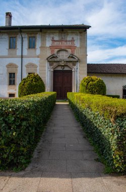 İtalya, Avrupa: ilk Milan Dükü Gian Galeazzo Visconti tarafından yaptırılan Lombardiya 'da 1396' dan 1495 'e kadar inşa edilen Certosa di Pavia manastırı önünde inşa ve bahçeler.