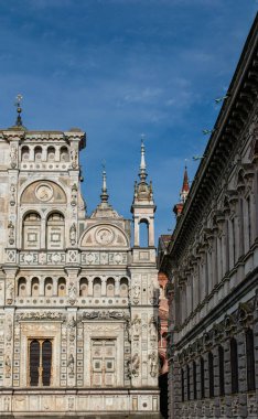 İtalya, Avrupa: Certosa di Pavia 'nın ön cephesi (Pavia Charterhouse), Lombardy' deki ünlü manastır kompleksi 1396-1495 yılları arasında Milan Dükü Gian Galeazzo Visconti tarafından yaptırılmıştır.
