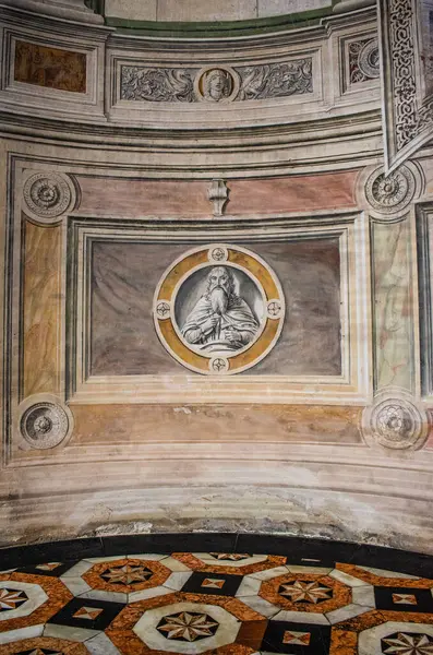 İtalya, Avrupa: 1396-1495 yılları arasında Lombardiya 'da inşa edilen ünlü manastır kompleksi Certosa di Pavia (Pavia Charterhouse) kilisesinin freskli duvarları ve dekore edilmiş zeminleri.