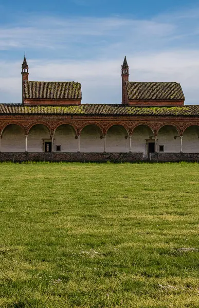 İtalya, Avrupa: Certosa di Pavia 'daki (Pavia Charterhouse) keşiş hücreli manastır manzarası, Lombardiya' da 1396 'dan 1495' e kadar inşa edilen ünlü manastır kompleksi, bir hücrenin içinden görüldü.