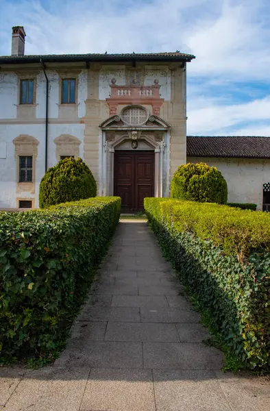 İtalya, Avrupa: ilk Milan Dükü Gian Galeazzo Visconti tarafından yaptırılan Lombardiya 'da 1396' dan 1495 'e kadar inşa edilen Certosa di Pavia manastırı önünde inşa ve bahçeler.