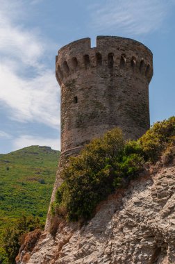Korsika, Fransa, Avrupa: Akdeniz Kayıp Kulesi veya l 'Osse Kulesi (1599), Cap Corse' un doğu kıyısının dolambaçlı yolu boyunca yıkılmış bir Ceneviz kulesi