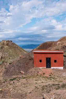Türkiye, Ortadoğu: İshak Paşa Sarayı yakınlarındaki kayalık tepeler, tepeler, otlaklar ve çiçeklerle Agri Dagi Dağı etrafındaki platodaki toprak ve dolambaçlı yolda nefes kesici manzara