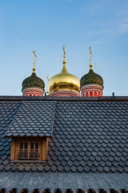 Moskova, Rusya Federasyonu: Naryshkin Barok tarzında Rus Ortodoks Kilisesi, Zaryadye Bölgesi tarzında, İşaretin Anası İkonasının Katedrali 'nin çatıları ve soğan kubbeleri. 