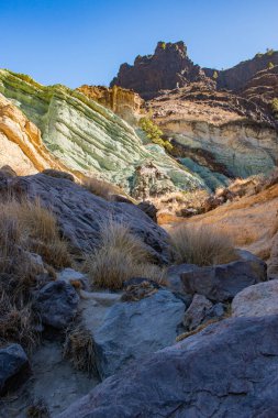 Gran Canaria, Kanarya Adaları, İspanya: Los Azulejos De Veneguera (Gökkuşağı Kayaları), La Aldea de San Nicolas 'tan Mogan' a kadar uzanan manzara yolu boyunca gerçek bir jeoloji açık hava müzesi. Dağ, erozyon