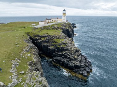 Neist Point 'in havadan görünüşü İskoçya' nın Skye Adası 'nda deniz feneri ve dik uçurumlarıyla ünlü bir promonktur. İngiltere