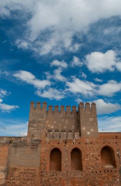 Granada, İspanya, Avrupa: Alcazaba manzarası, tahkim edilmiş kale, Alhambra kompleksi içindeki komuta ve kontrol noktası, kraliyet konutu ve savunma kalesi olarak inşa edilen en eski bölüm.