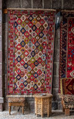 Türkiye, Orta Doğu: Nuh'un Gemisi'nin istirahatgâyettiği Ağrı Dağı yolu üzerindeki Doğubayazıt'ın bir dükkanında sergilenen eski geleneğe göre düğümlenmiş Türk halıları 