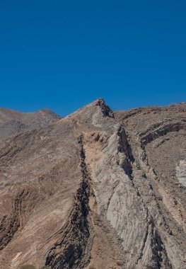 Umman, Ortadoğu: Umman Sultanlığı 'nın yollarında araba kullanmak, dağların ve Nizwa ve Muscat' in uzak köyleri arasındaki çöl manzarasının ayrıntıları.