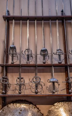 Milan, İtalya: Montenapoleone bölgesindeki tarihi ev müzesi Bagatti Valsecchi Müzesi 'ndeki aile silah, kılıç ve zırh koleksiyonuna adanmış Silah Galerisi detayları