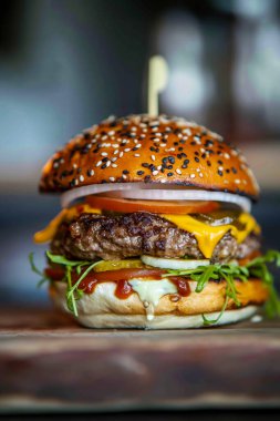 - Burger. Hamburger. Yakın plan ev yapımı burger afişi. Çizburger.