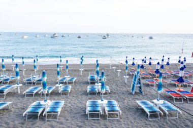 Plaj Sandalyeleri ve Şemsiyeler Maiori Sahili, Amalfi Sahili, Campania, İtalya