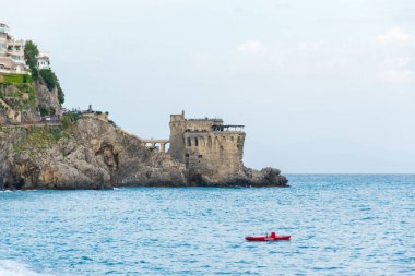 Maiori, Amalfi Sahili, Campania, İtalya 'dan Tiren Denizi kıyısı manzarası