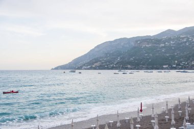 Plaj Sandalyeleri ve Şemsiyeler Maiori Sahili, Amalfi Sahili, Campania, İtalya