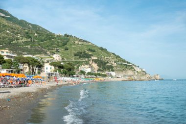 Maiori, Amalfi Sahili, Campania, İtalya 'dan Tiren Denizi kıyısı manzarası