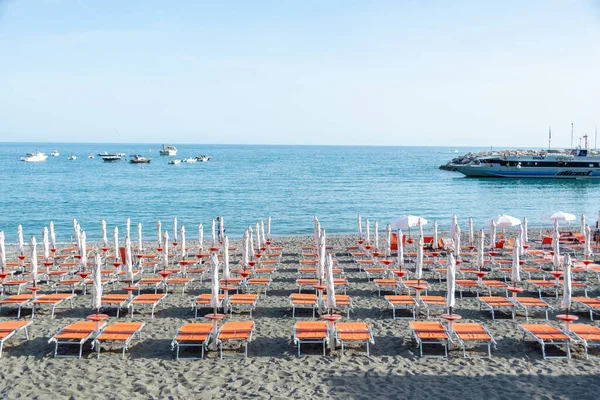 Sillas Playa Sombrillas Playa Maiori Costa Amalfitana Campania Italia — Foto de Stock